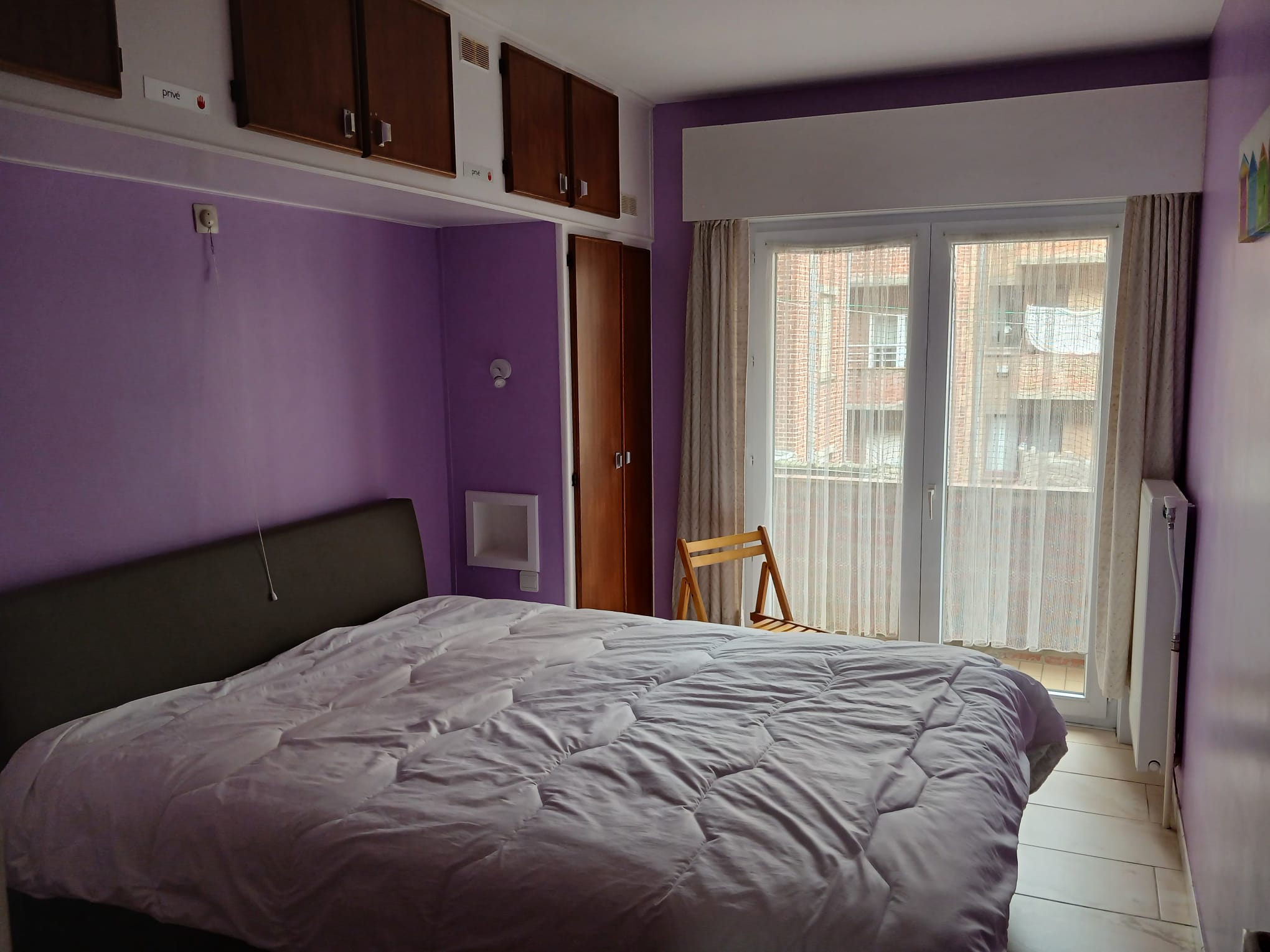 Chambre mauve avec lit double