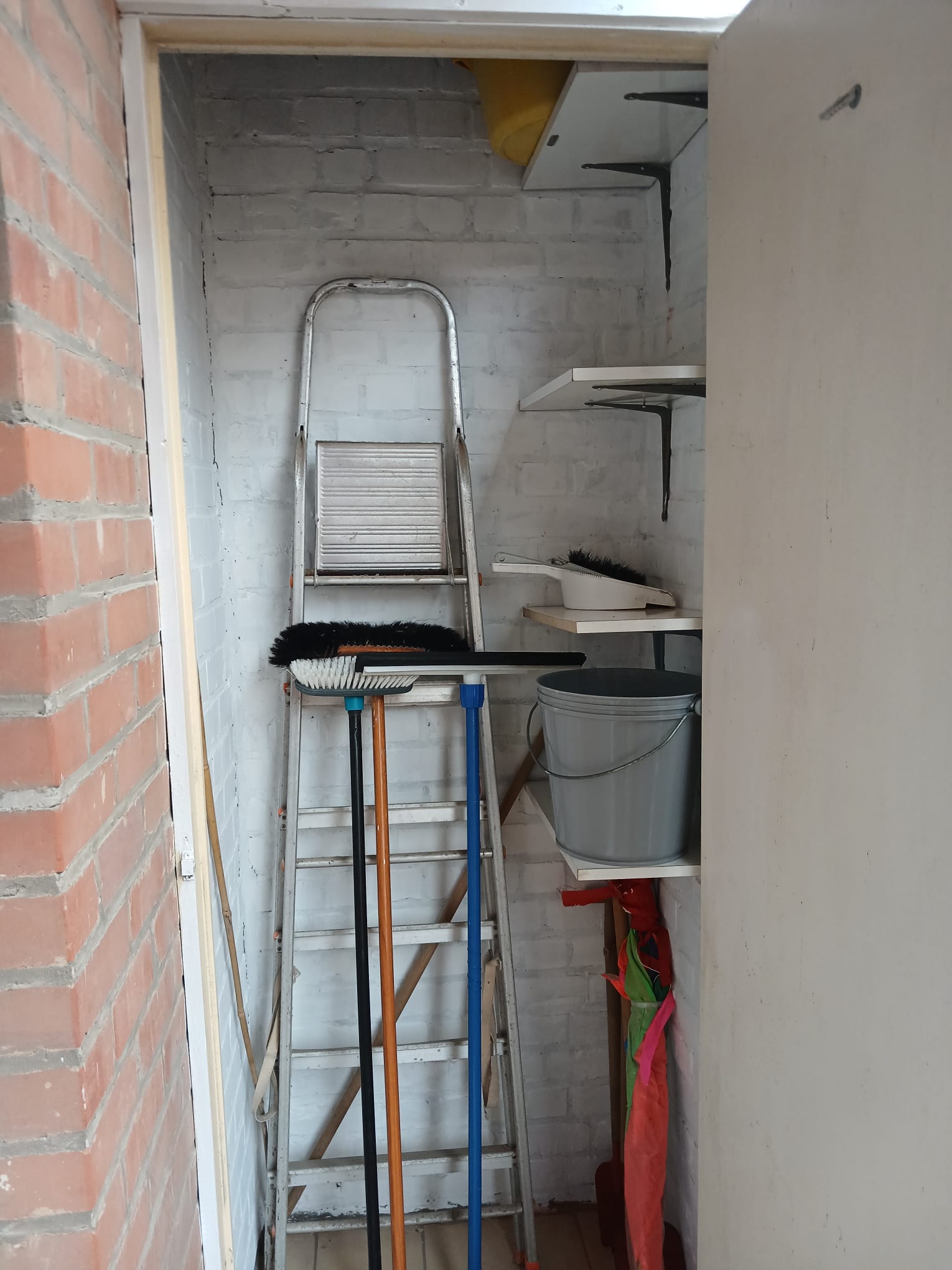 Débarras avec escabeau et matériel d'entretien